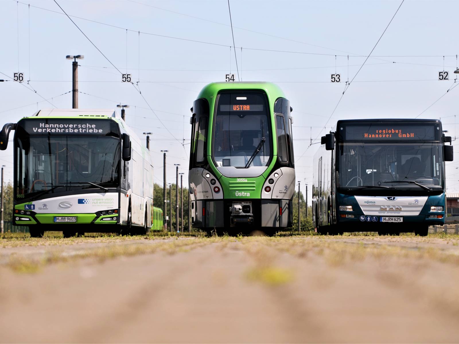 Ein Elektrobus der Üstra, ein TW 3000 und ein MAN Bus der Regiobus aus Frontansicht.